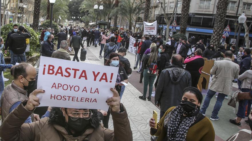 Protesta de los hosteleros en Alicante contra el cierre de la hostelería