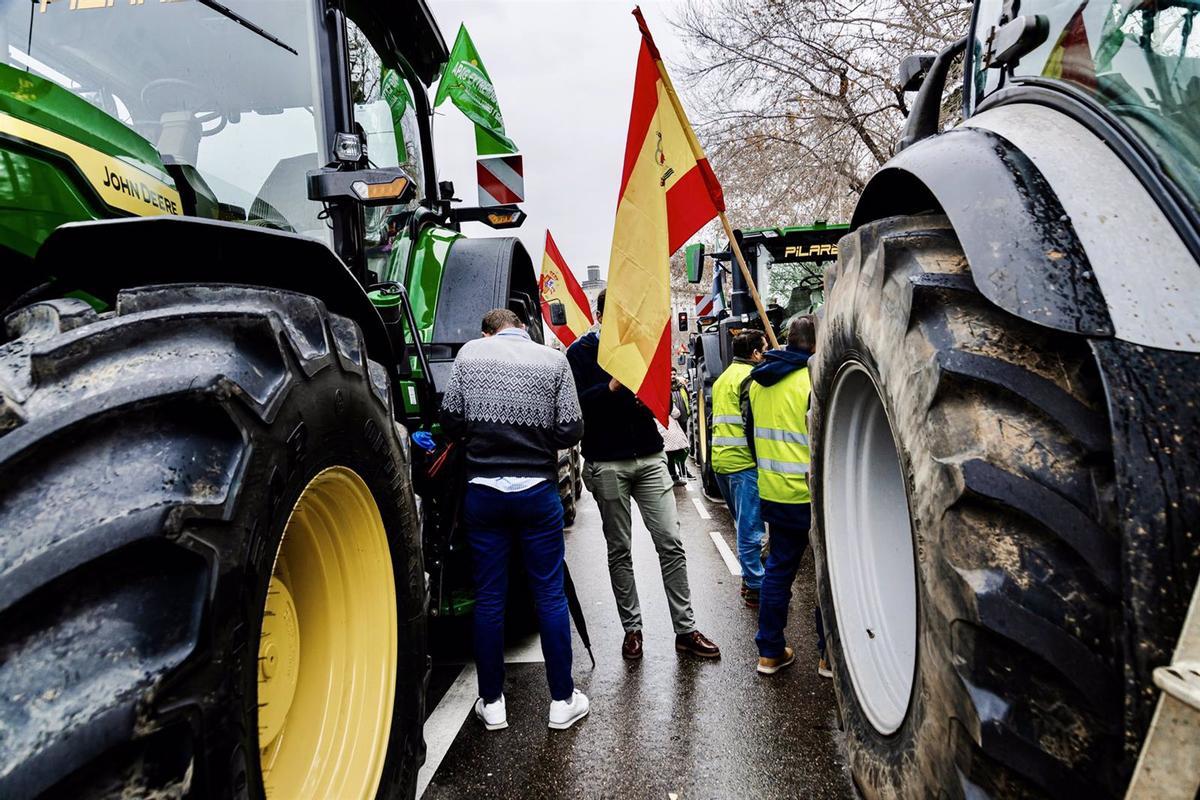 Tractores y agricultores se concentran en las inmediaciones del Ministerio de Agricultura durante una protesta de agricultores y ganaderos, a 15 de febrero de 2024, en Madrid (España).