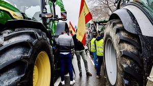 Tractores y agricultores se concentran en las inmediaciones del Ministerio de Agricultura durante una protesta de agricultores y ganaderos, a 15 de febrero de 2024, en Madrid (España).