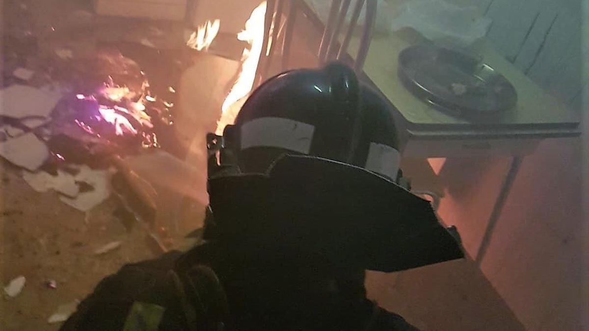 Un bombero en un incendio en una casa de Bullas (foto de archivo)