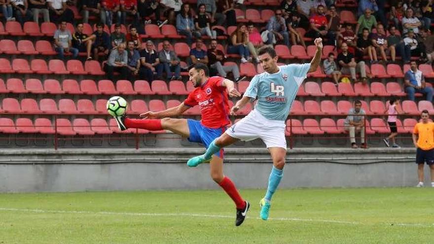 Josu, de la UD Ourense, trata de controlar un balón. // J. Regal