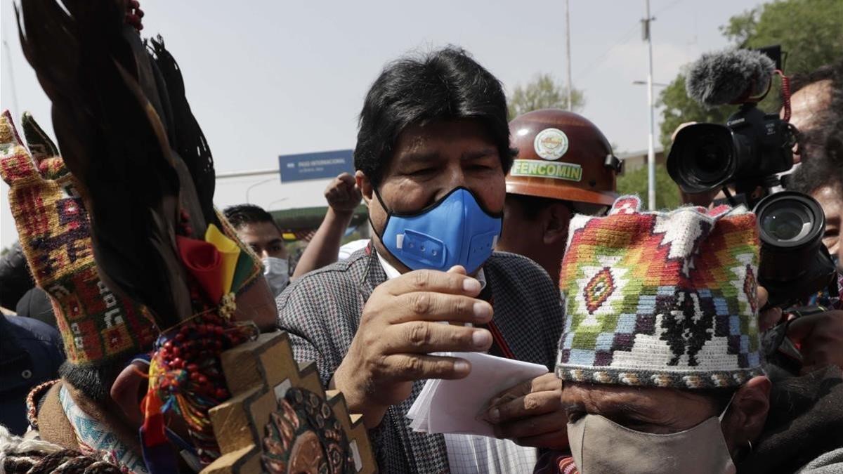 Evo Morales saluda a sus seguidores a su llegada a la ciudad boliviana de Villazón, este lunes