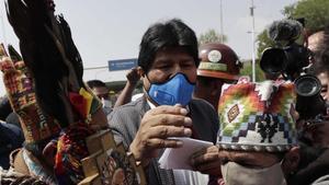 Evo Morales saluda a sus seguidores a su llegada a la ciudad boliviana de Villazón, este lunes.