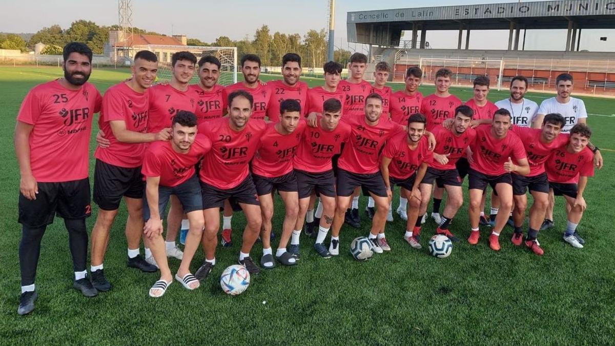 La plantilla del Lalín posa durante un entrenamiento de pretemporada.