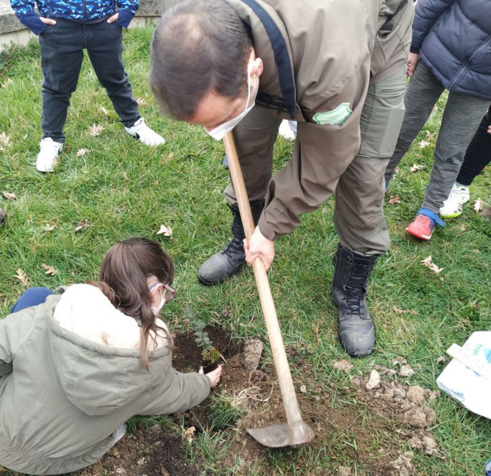 Actividad con escolares en Mombuey.