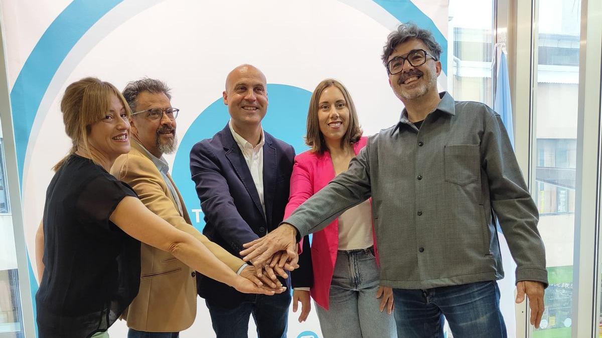 Alicia Bernabé, Rodolfo Carmona, Melina Martín, Jaime Aniorte, junto a Samper, en el centro