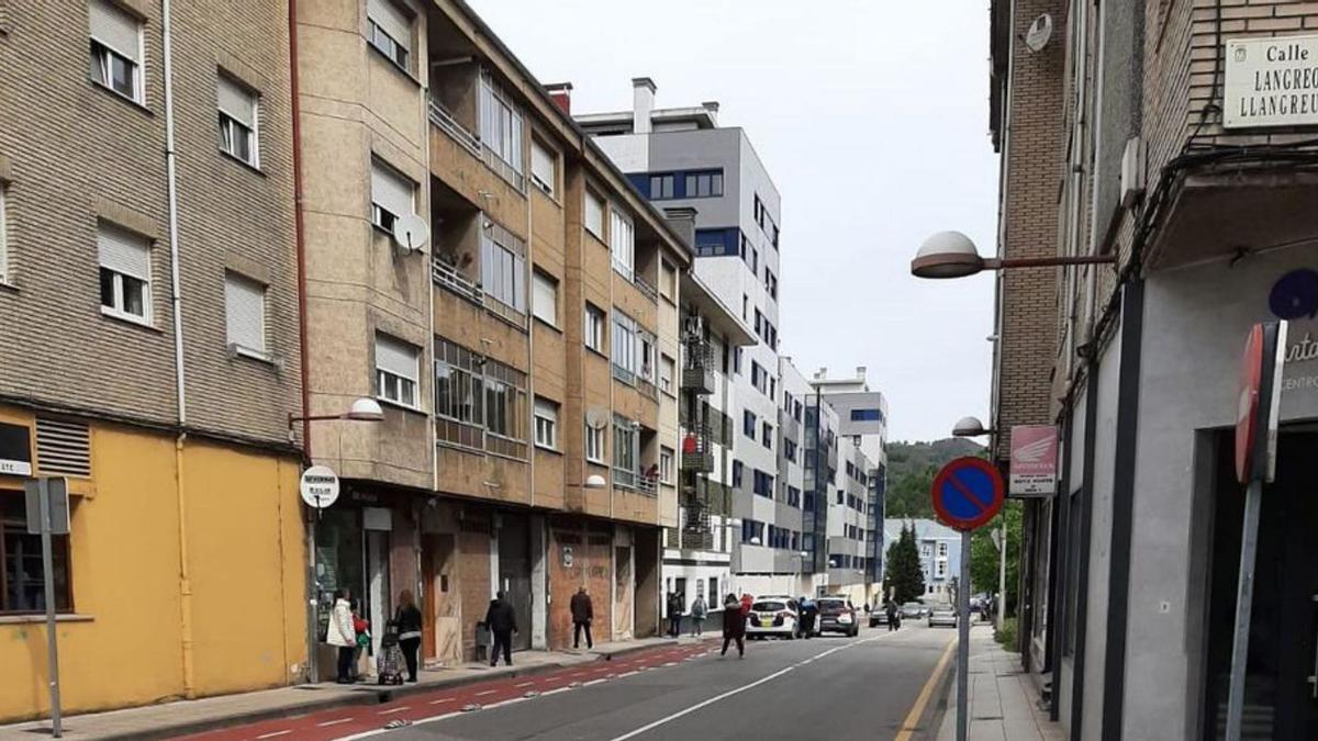 La calle donde ocurrió el accidente, con vehículos de las fuerzas de seguridad al fondo.