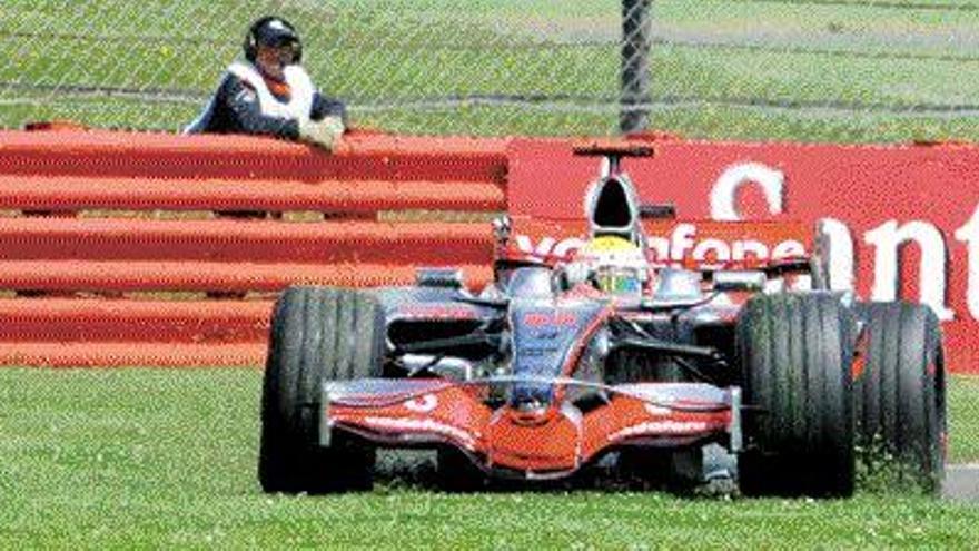 Lewis Hamilton, en una salida de pista. / Efe