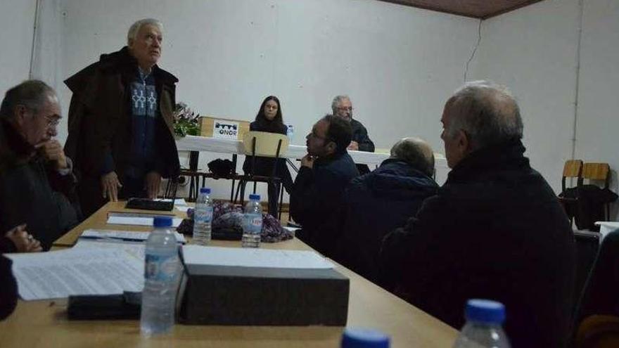 El presidente de Rionor, Francisco Alves, en pie en un momento de la asamblea.