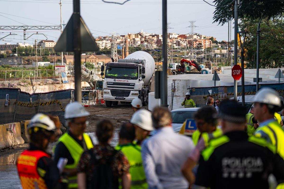 Colapso en el pozo que conecta las obras subterráneas de la R2 en Vallbona