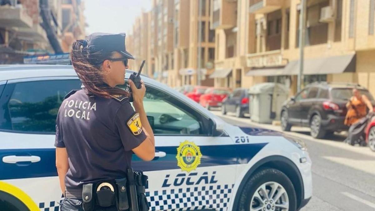 Una agente de la Policía Local de Elche, durante un servicio en avenida de Alicante.
