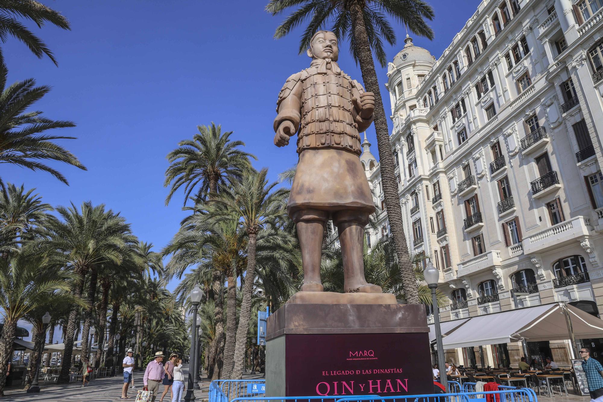 Un guerrero de Xian gigante custodia la Explanada de Alicante