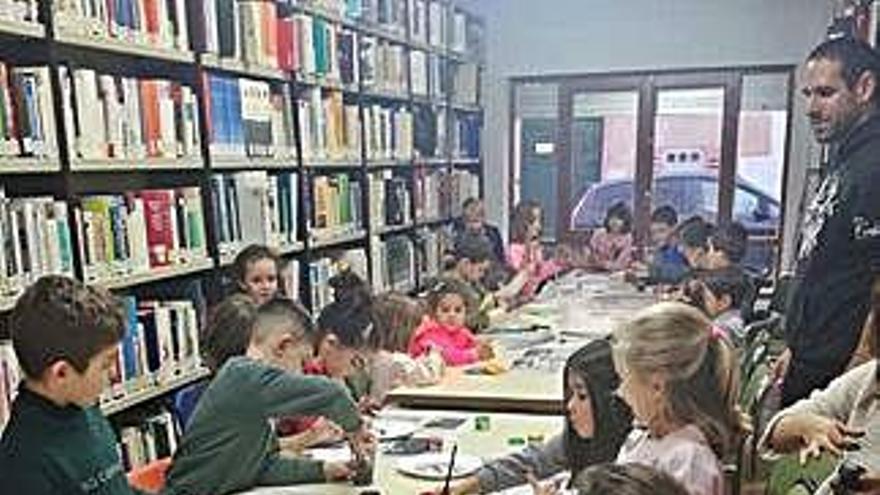Una veintena de niños decoran la biblioteca de Villaralbo