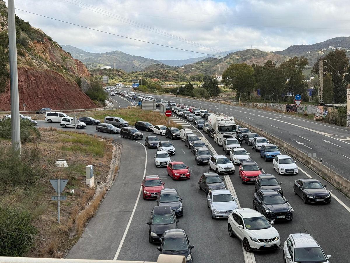 Imagen del atasco en la A-7, en los accesos a Málaga desde Rincón de la Victoria, generado por un accidente en el túnel de Cerrado de Calderón.