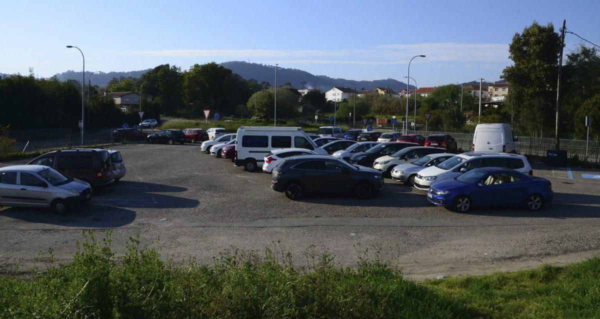 Zona de aparcamiento en A Rúa, que está en los accesosa la autovía de O Morrazo. | GONZALO NÚÑEZ