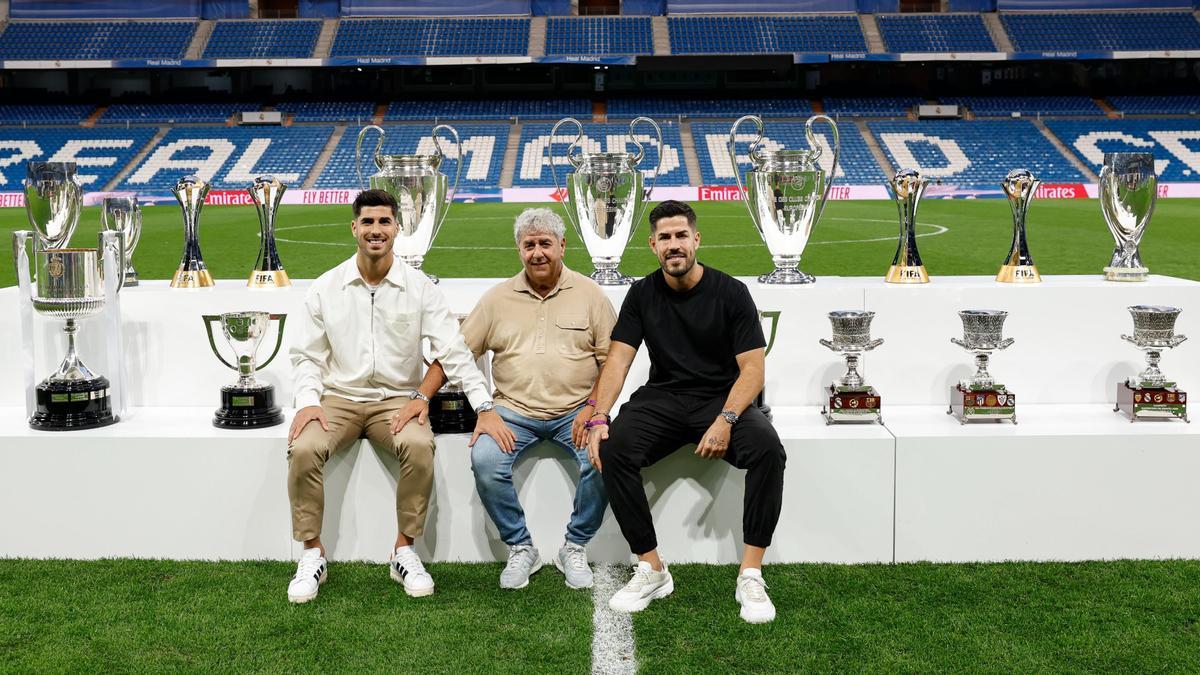 Marco Asensio, con su padre y su hermano Igor en el Bernabéu