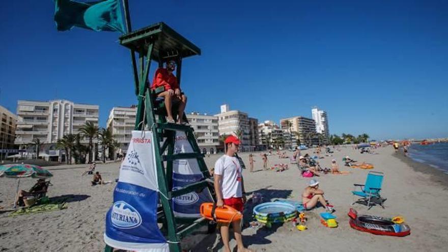 Cruz Roja, el servicio de socorrismo de Santa Pola, reduce el número de atenciones sanitarias en junio.