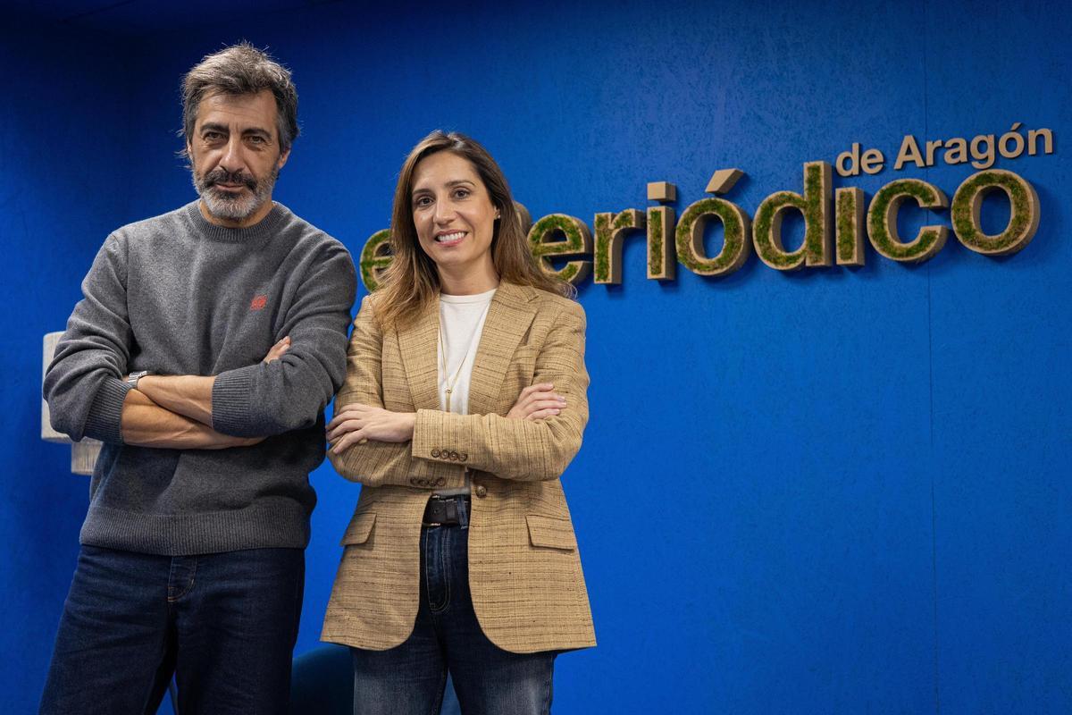 Juan del Val y Ángela Banzas en la redacción de EL PERIÓDICO DE ARAGÓN.