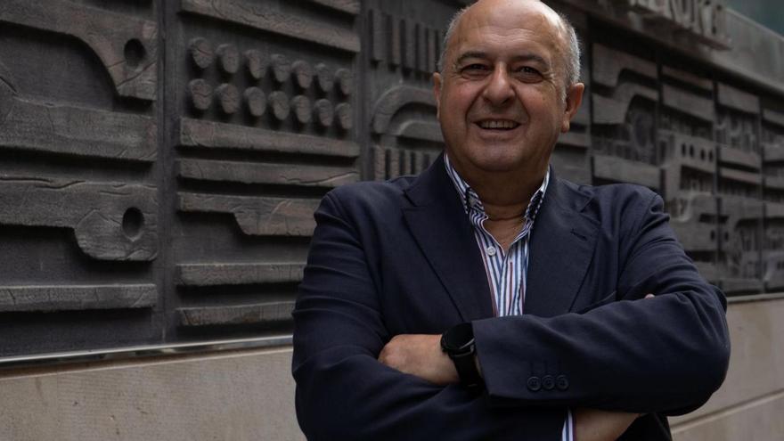 Feliciano Ferrero, secretario de la Fundación Caja Rural, frente al centro social de Zamora. | J. L. Fernández