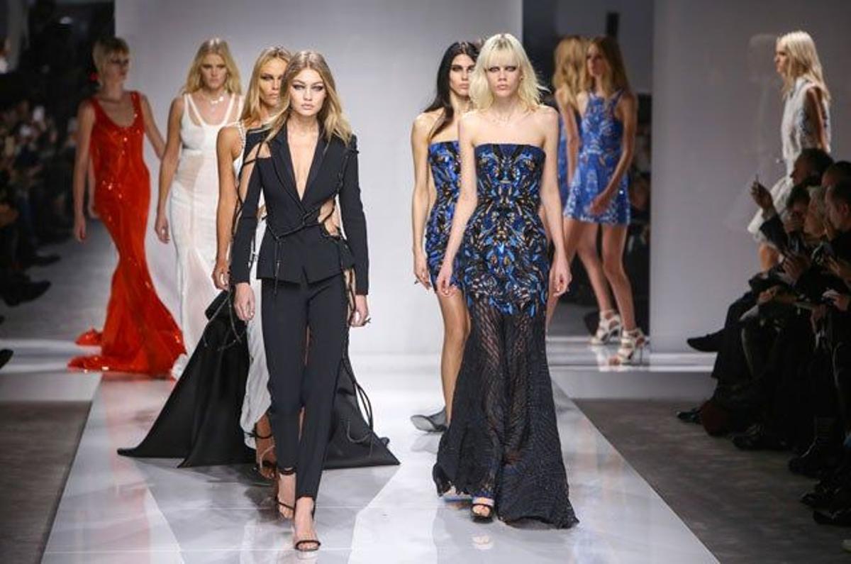 Gigi Hadid y Natasha Poly, sobre la pasarela en el desfile de Atelier Versace en París