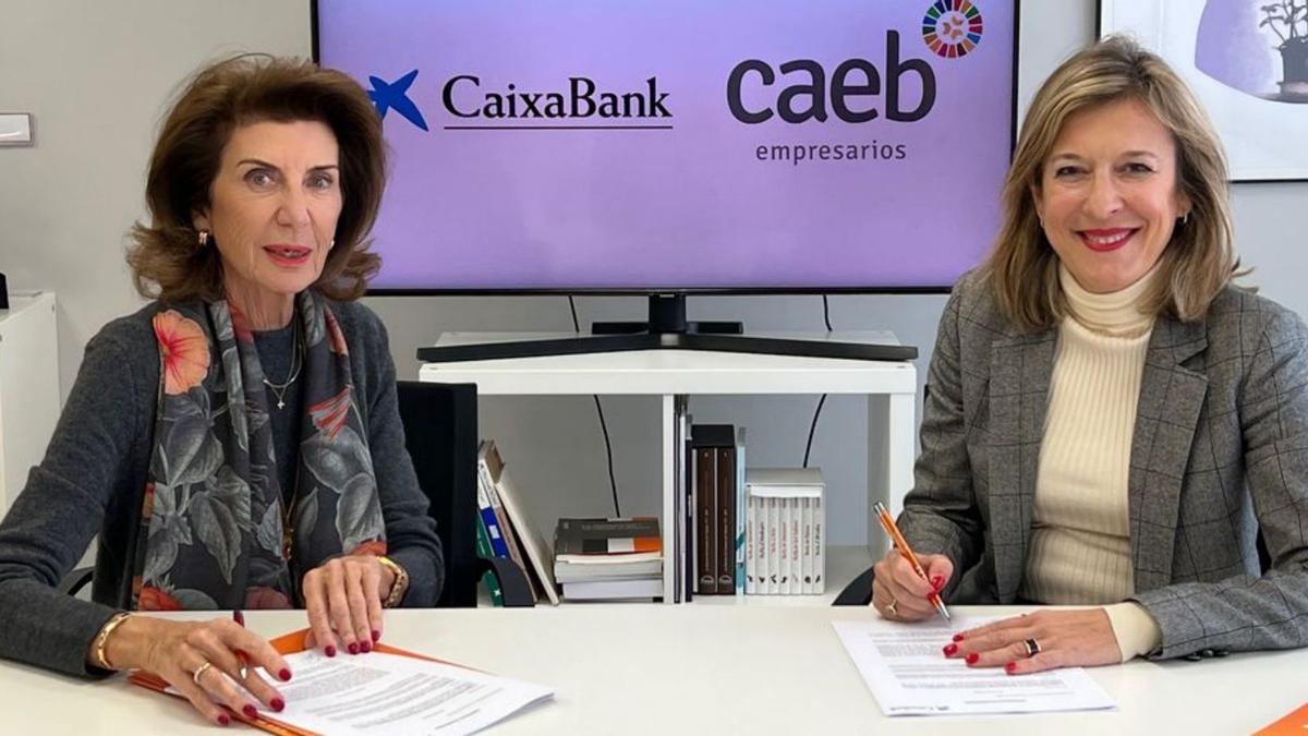 Carmen Planas y Mª Cruz Rivera durante la firma del acuerdo.