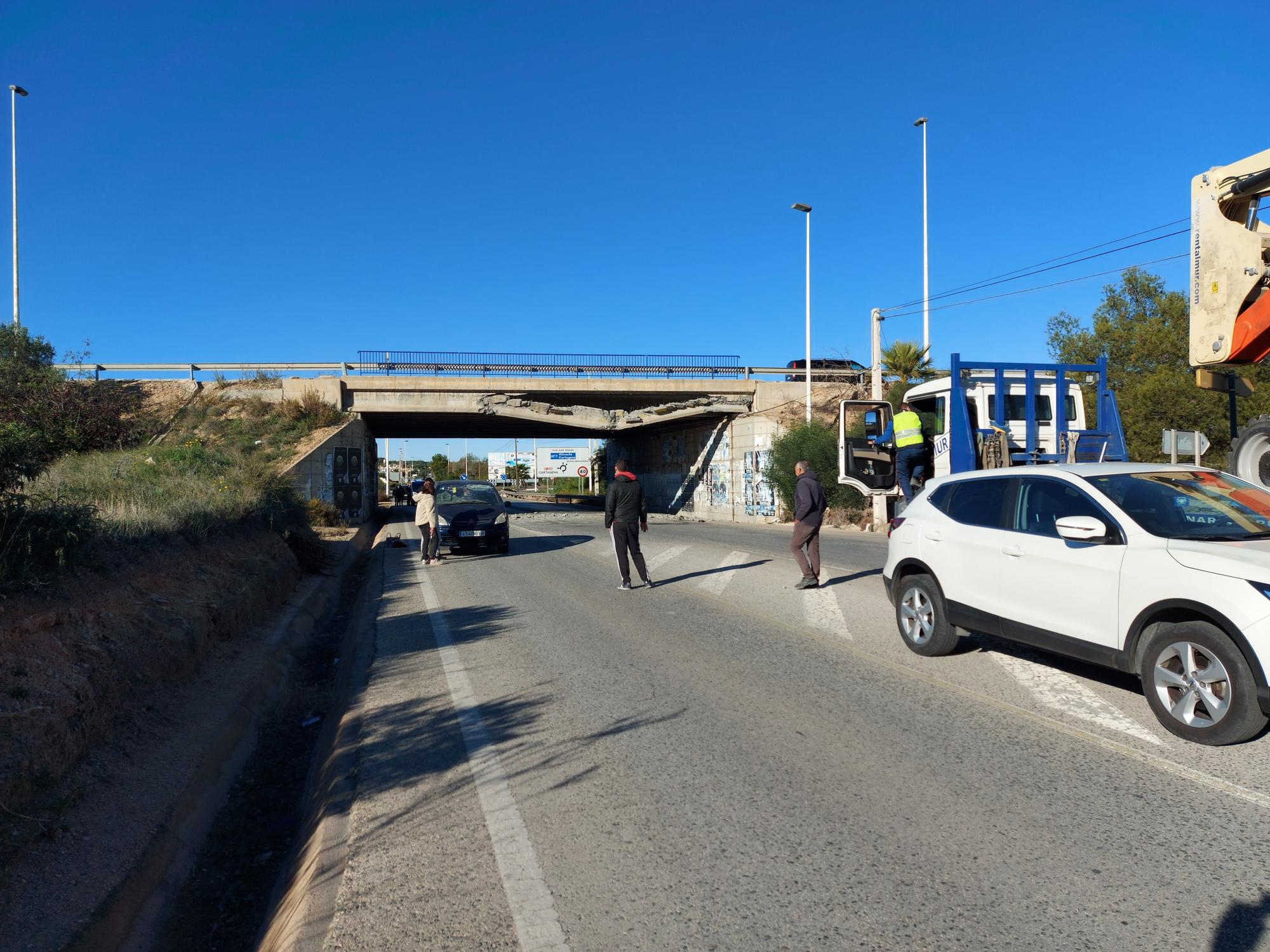 Un camión choca contra el puente de la N-332 sobre la CV-95 a la altura la La Veleta en Torrevieja