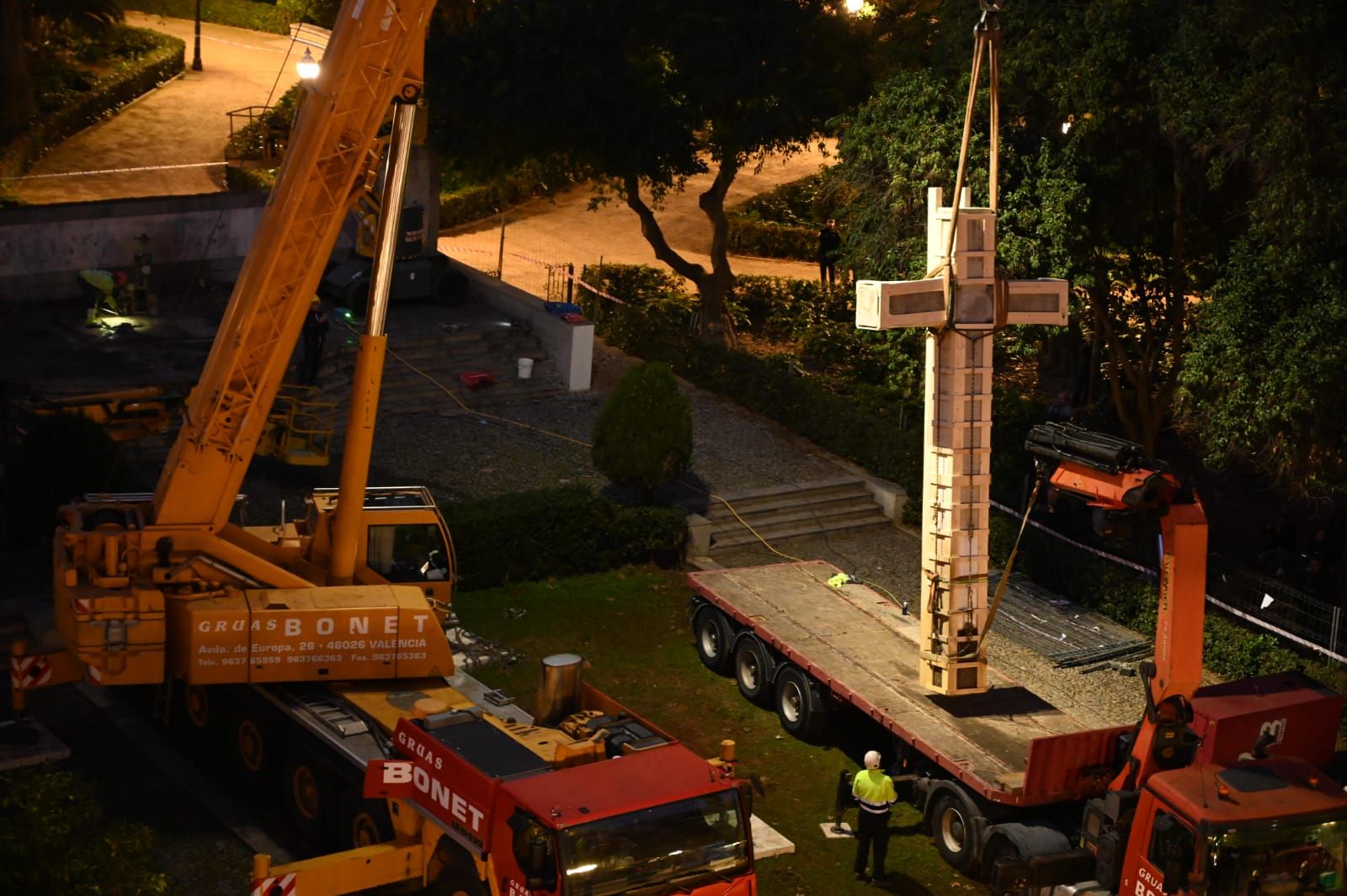 Todas las imágenes de la retirada de la cruz del Ribalta en Castelló