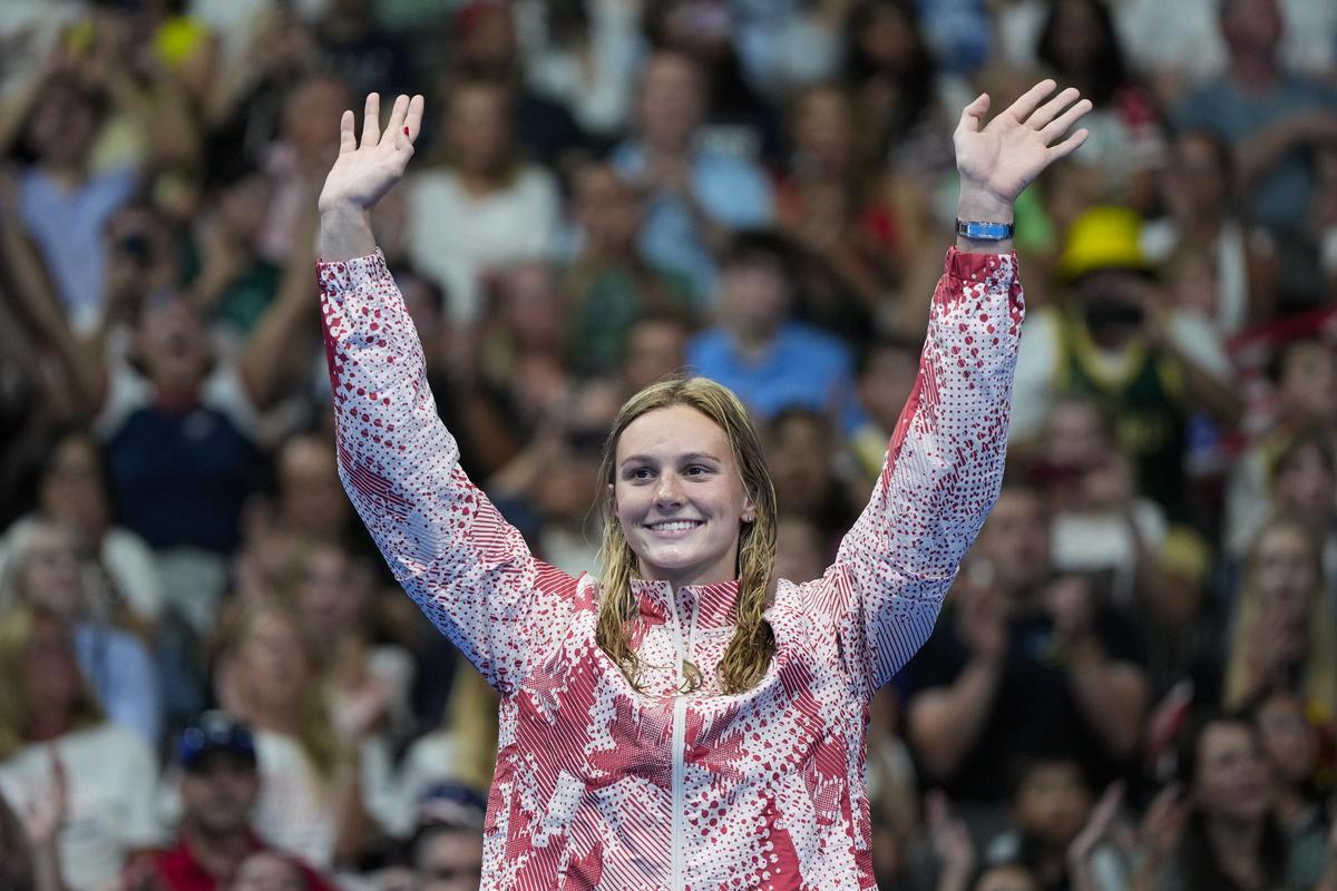 La canadiense Summer McIntosh, oro en los 400 estilos en París.