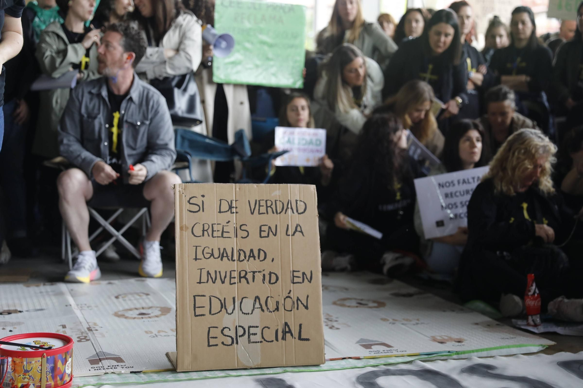 EN IMÁGENES: Cientos de profesores se concentran en Oviedo mientras Gobierno y sindicatos negocian