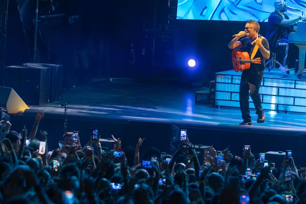 Alejandro Sanz, durante el concierto que ha ofrecido este viernes en el Marenostrum de Fuengirola