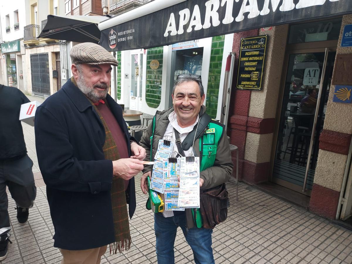 Rodríguez vendiendo cupones en el centro veigueño.