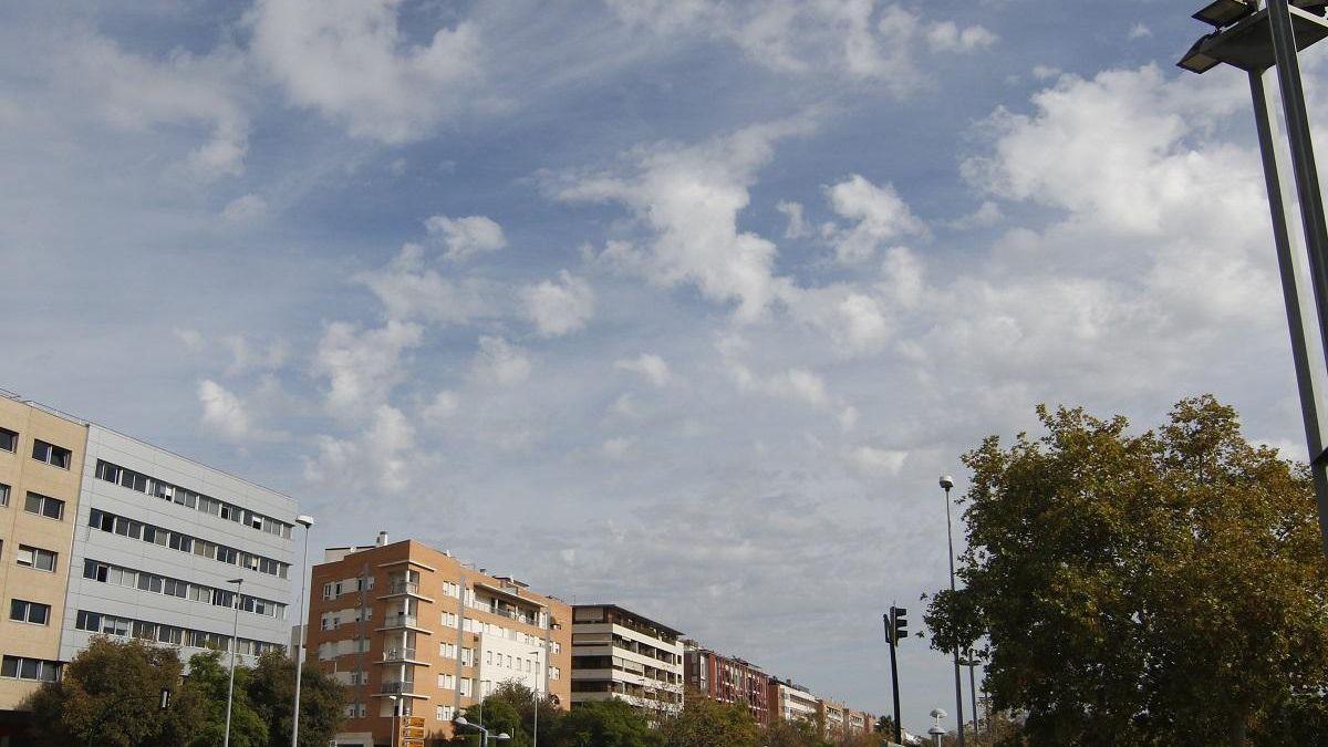 La Aemet prevé para este martes en Córdoba intervalos de nubes medias y altas y una máxima de 35 grados.