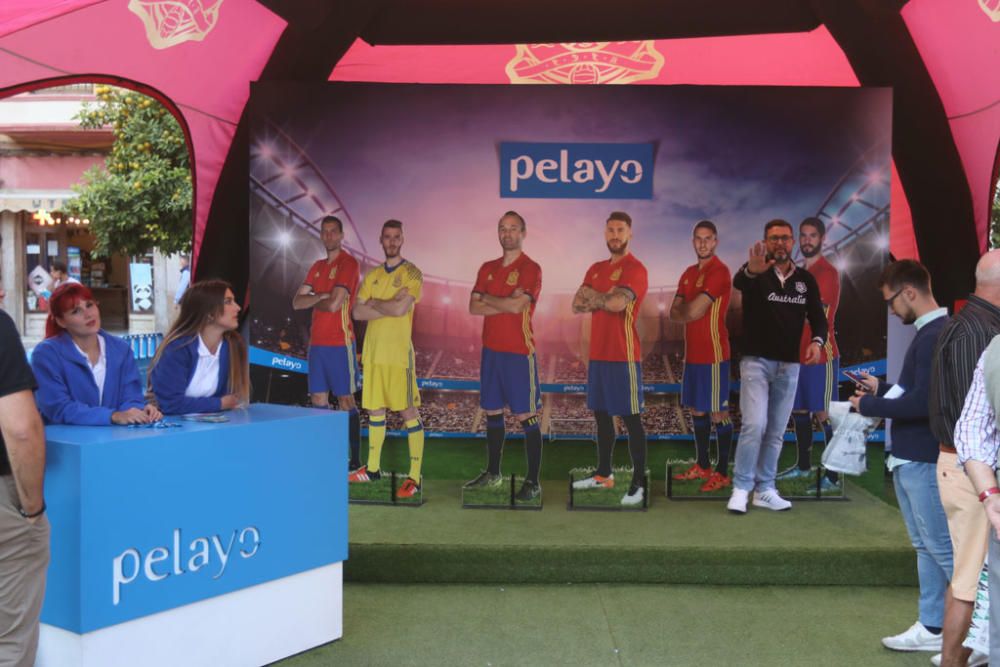 Cientos de aficionados hacen cola durante todo el jueves para fotografiarse con los trofeos de La Roja