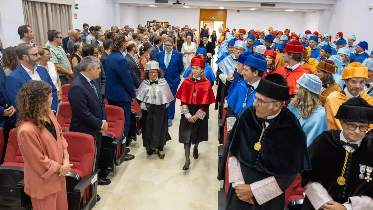 Inauguración del curso académico universitario: la UIB culmina su transformación energética y el rector admite que salir del 'top 1.000' de Shanghái "no es una buena noticia"
