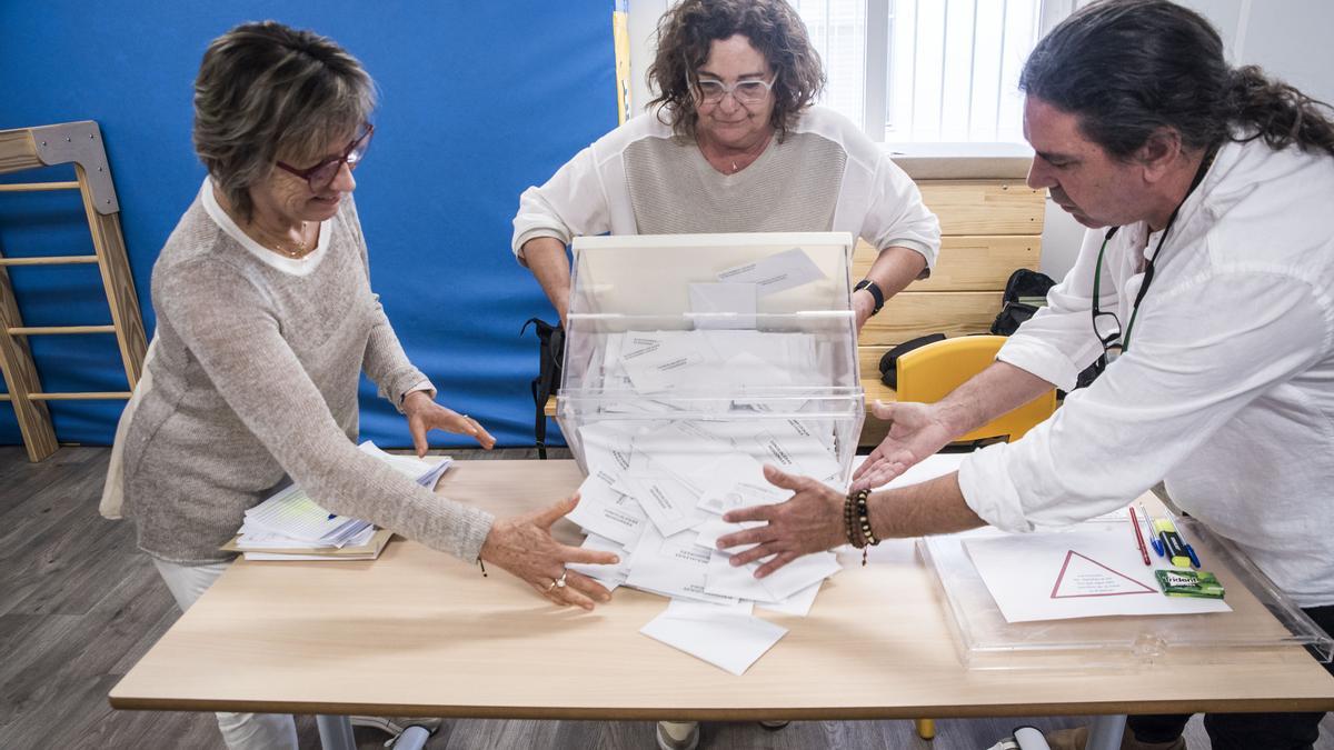 Recompte de vots a l'escola Les Bases de Manresa a les municipals del passat mes de maig