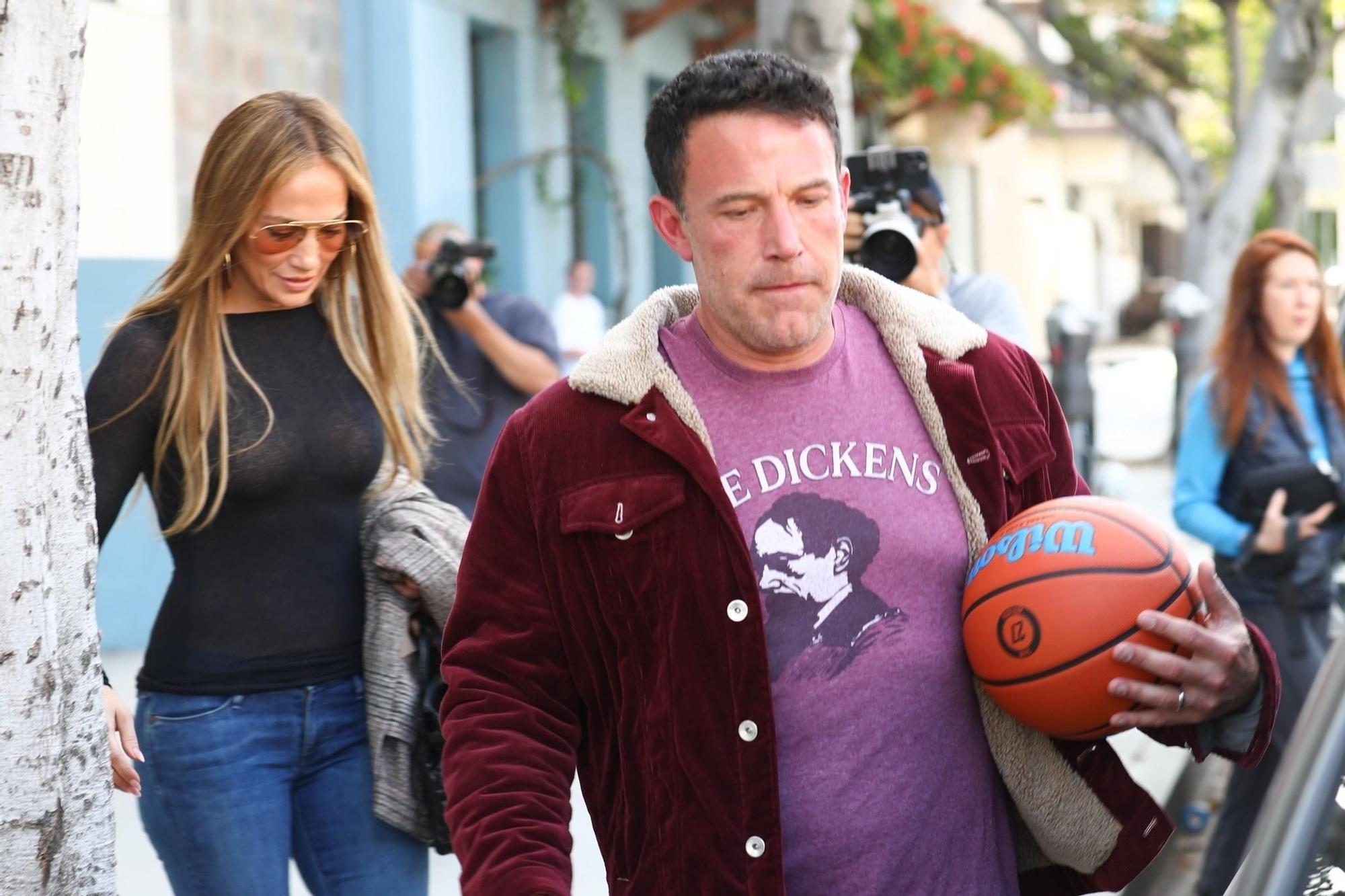 Jennifer López y Ben Affleck tras ver un partido de baloncesto en Los Ángeles