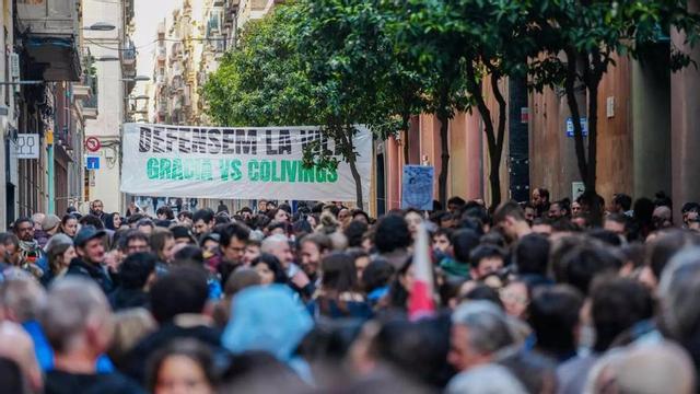 Concentració al barri de Gràcia per evitar el desnonament d’un veí per un projecte de ‘coliving’, al març. | JOAN MATEU PARRA / ACN