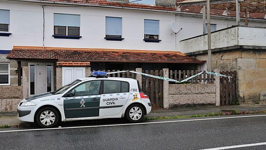La Guardia Civil, ante la casa en donde apareció el cadáver.   | // G.N.