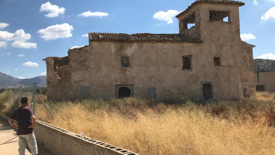 Estado ruinoso del caserón señorial de la Finca Lacy de Elda.