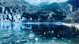 Parece Finlandia, pero es Aragón: el espectacular lago de montaña que alberga aguas relajantes a su alrededor