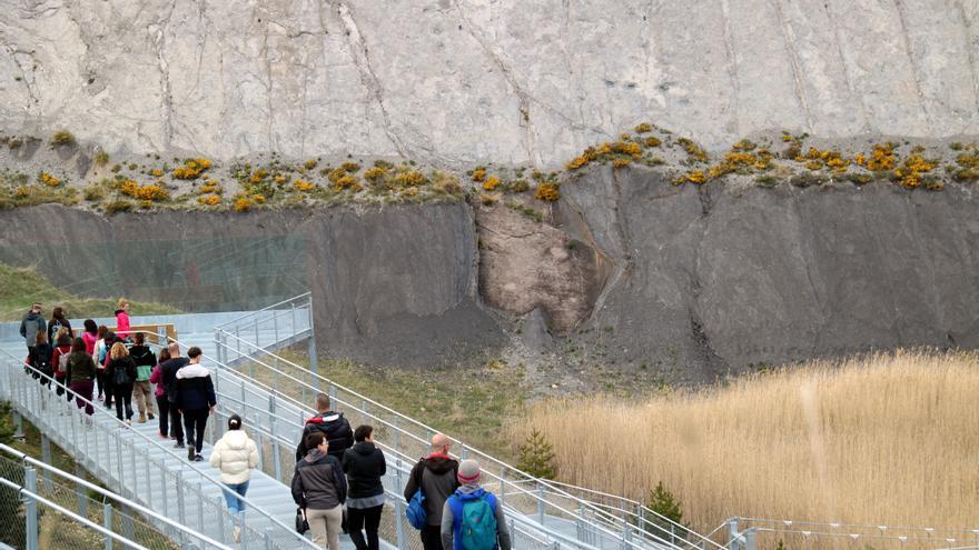 Una passarel·la al jaciment de Fumanya apropa les més de 2.000 petjades de dinosaure al visitant: &quot;És impressionant&quot;