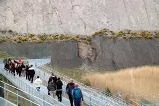Una passarel·la al jaciment de Fumanya apropa les més de 2.000 petjades de dinosaure al visitant: "És impressionant"