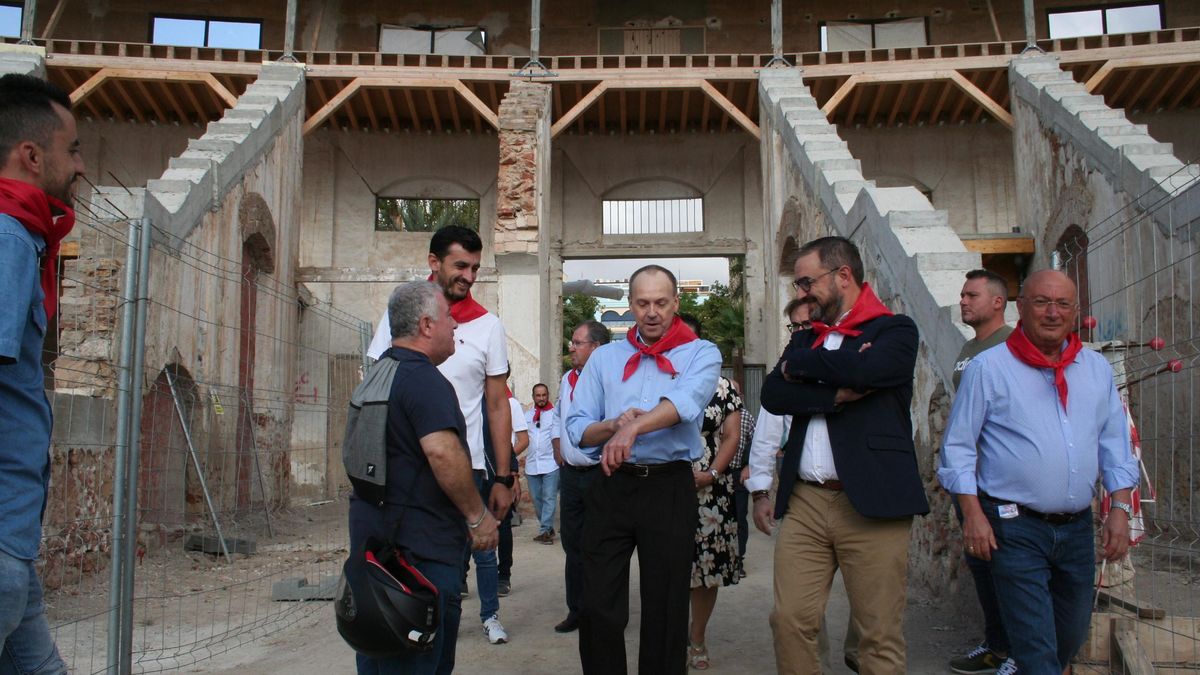 Pepín Jiménez se mostraba emocionado al adentrarse en el ruedo de la Plaza de Toros de Sutullena en compañía del presidente del Club Taurino de Lorca, Juan Coronel; el alcalde, Diego José Mateos; y el que fuera presidente de la Plaza de Toros, Francisco Fernández Lidón, este domingo.