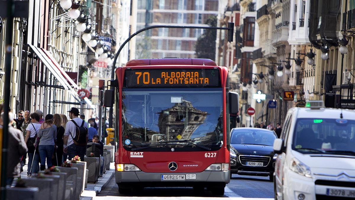 Autobús de EMT València durante servicio urbano
