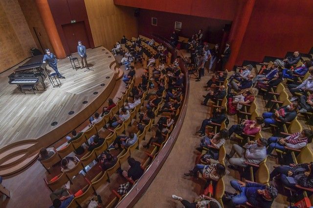 El pianista Lang Lang mantiene un encuentro con estudiantes de música en Gran Canaria