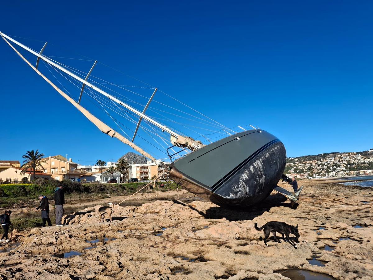 De encallado a requetencallado: las espectaculares imágenes del velero de Xàbia tras la borrasca Harris