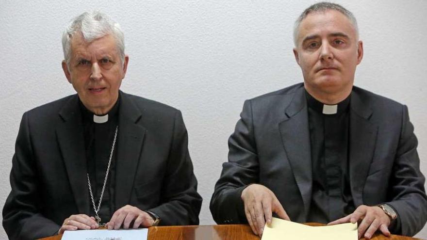 El obispo Luis Quinteiro Fiuza (izda.), con el comisario del arzobispado de Barcelona . // Marta G. Brea