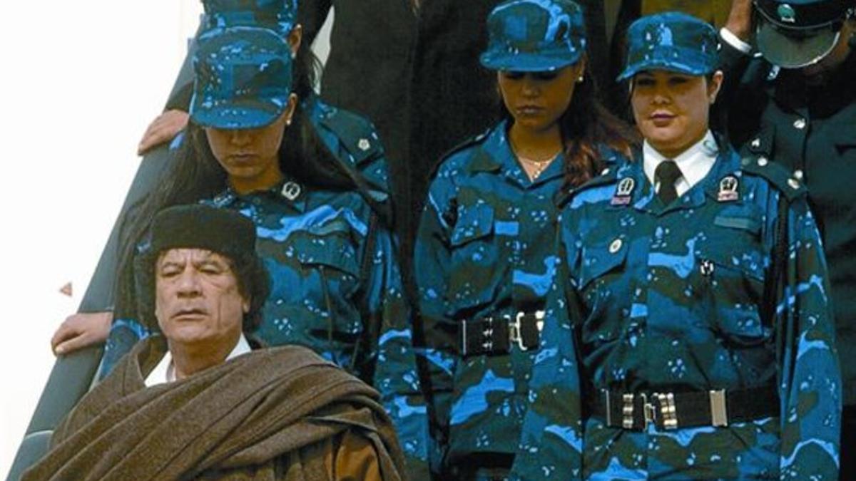 Rodeado 8 Gadafi, acompañado de sus famosas amazonas, en abril del 2004 en Bruselas.