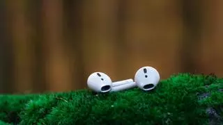 Los AirPods de Apple (tirados de precio) son los auriculares más vendidos