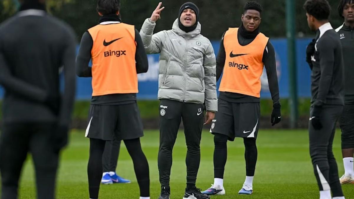 Liam Rosenior, en su primer entrenamiento al frente del Chelsea